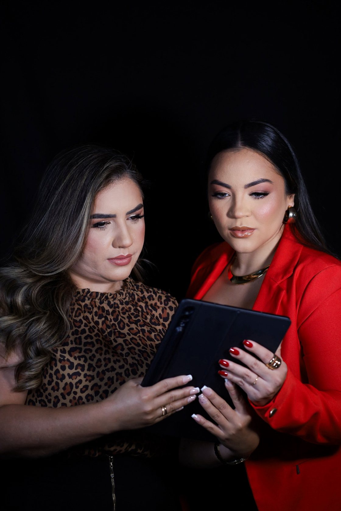 Dra. Samya Feitosa e Dra. Eliana Freitas analisando um caso juntas no tablet