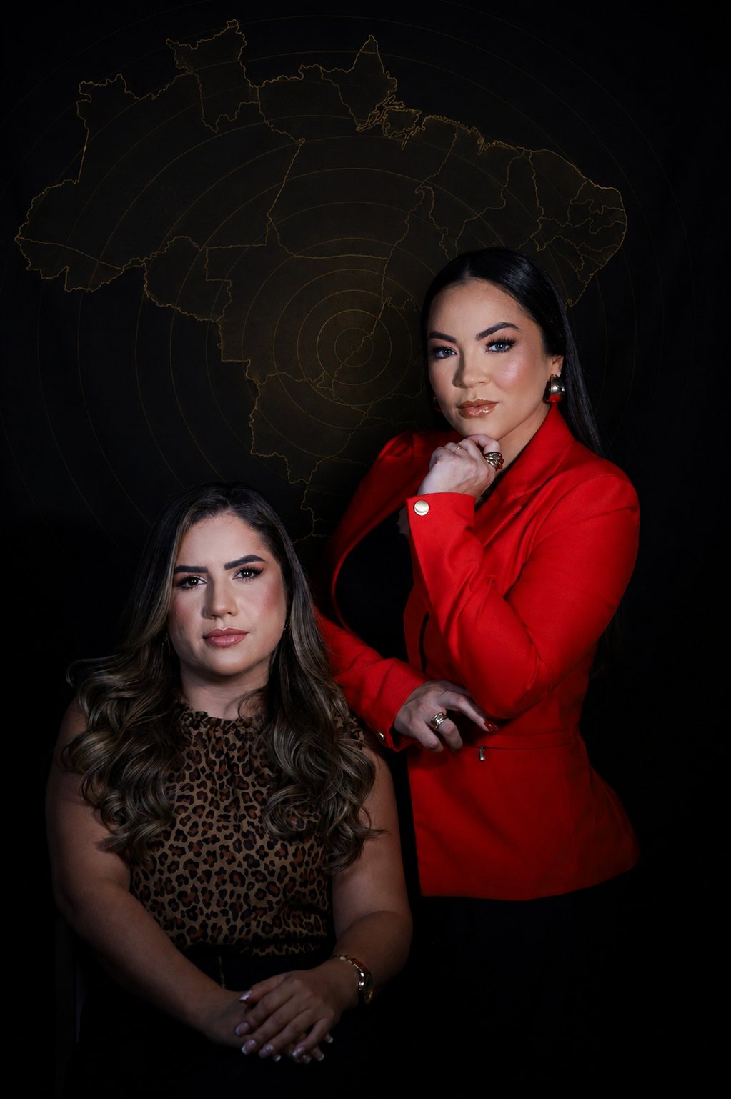 Dra. Samya Feitosa e Dra. Eliana Freitas; ao fundo, mapa do Brasil em linhas douradas